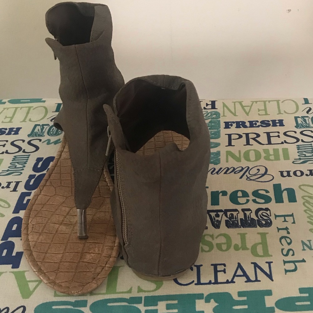 Cuff sandals - Picture 3 of 5